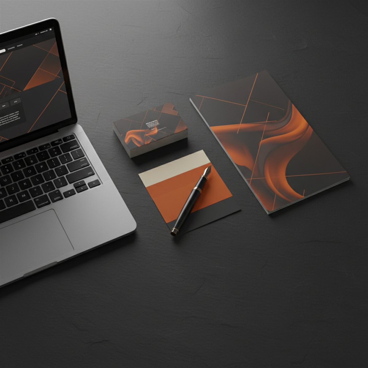 Creatieve studio: laptop met website naast drukwerk en kleurstaarten